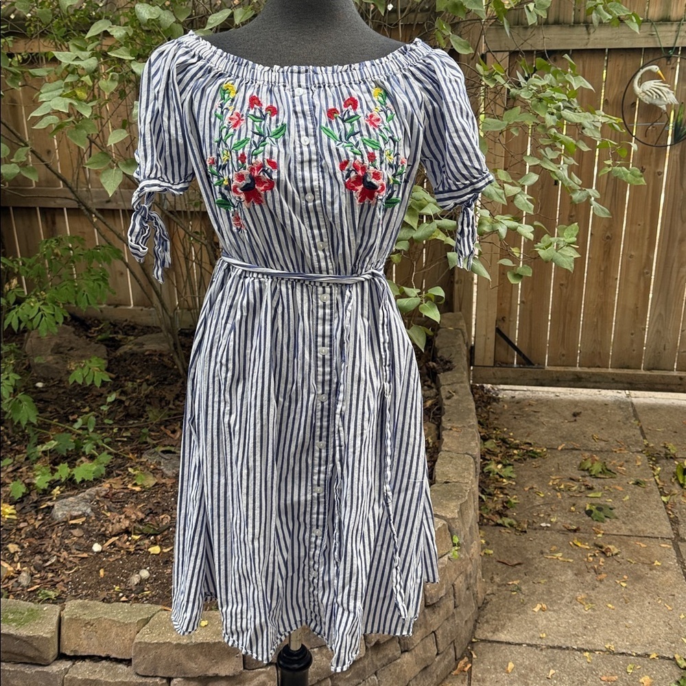 Women’s Striped Cotton Dress w Floral Embroidery. Small